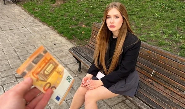 Девушку приютили, дали денег и трахнули на последок!